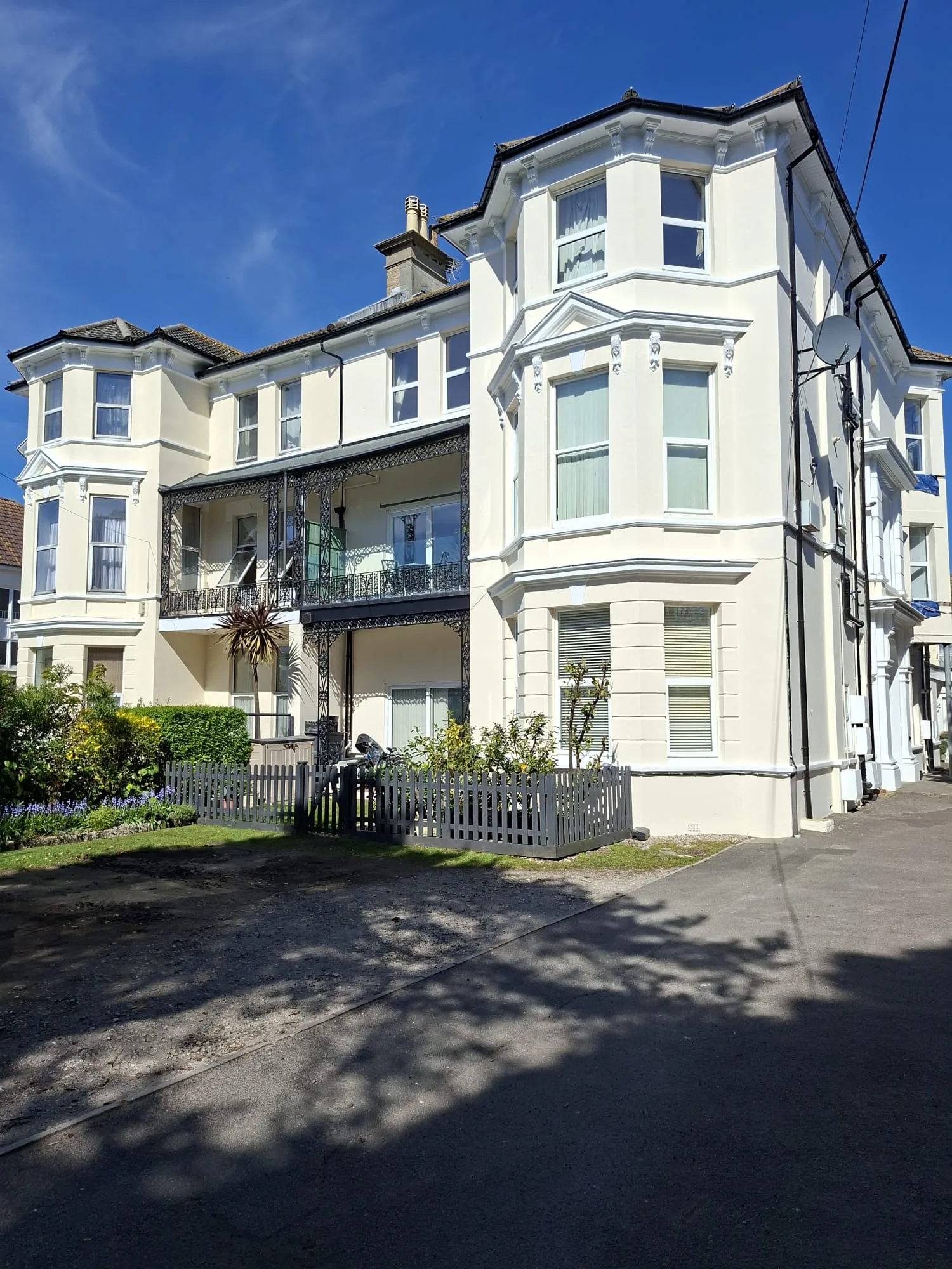 Completed front elevation of a block of flats in Boscombe after masonry painting and decorating